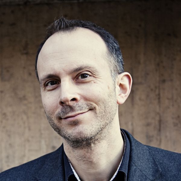 Portrait of author Tim Harford
